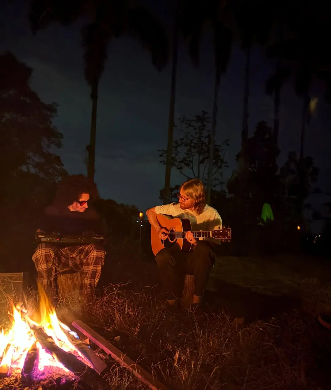 Some nights become ceremonies without planning them. 🔥✨🌿🧙‍♂️ Artists somehow keep finding this place.. and  somehow, thi