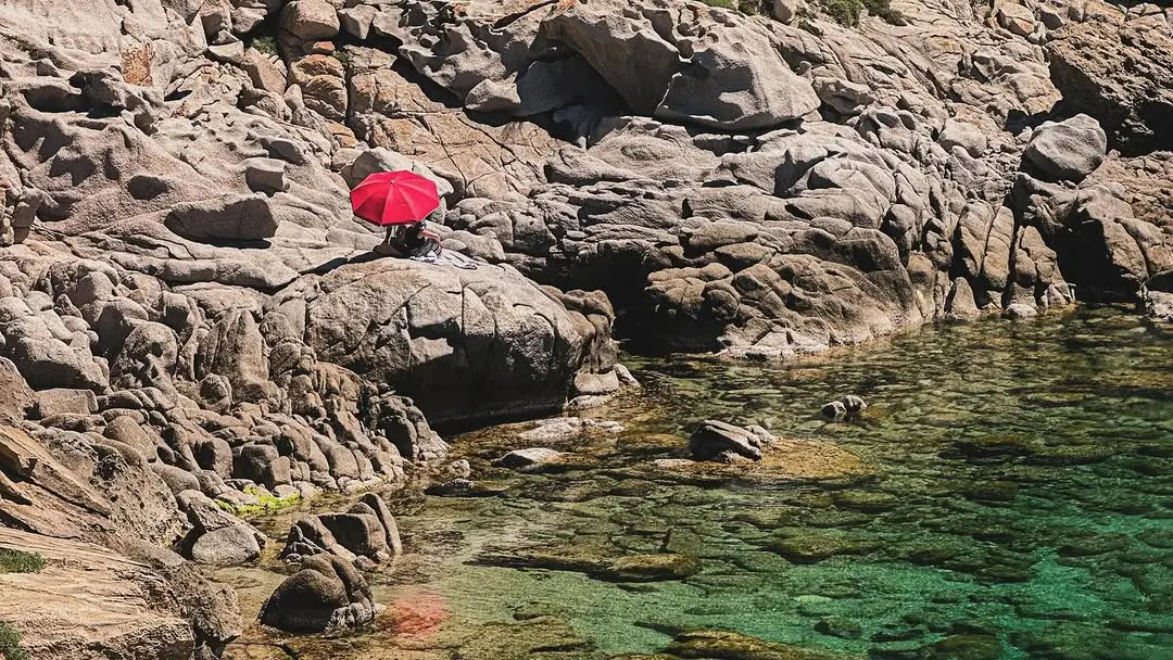 last one flowing through the rocks in paradise 🪨