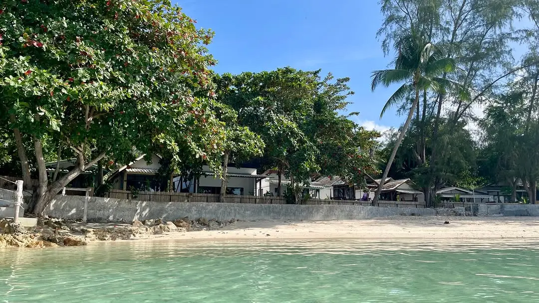 Your new office is waiting. 💻🌴
.
We have availability for:
🗓️ Weekly stays – For a quick productivity boost.
🗓️ Monthly 