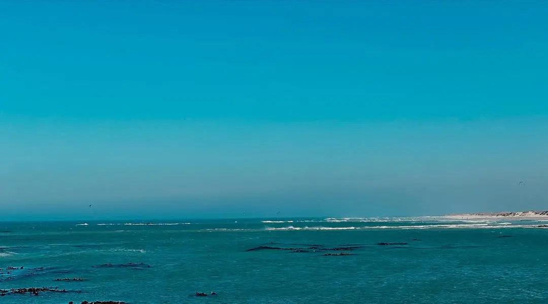 Can you see them, kiting at 8am on a Wednesday morning. Doesn’t get better than this.
#kitesurfing #accommodation #capet