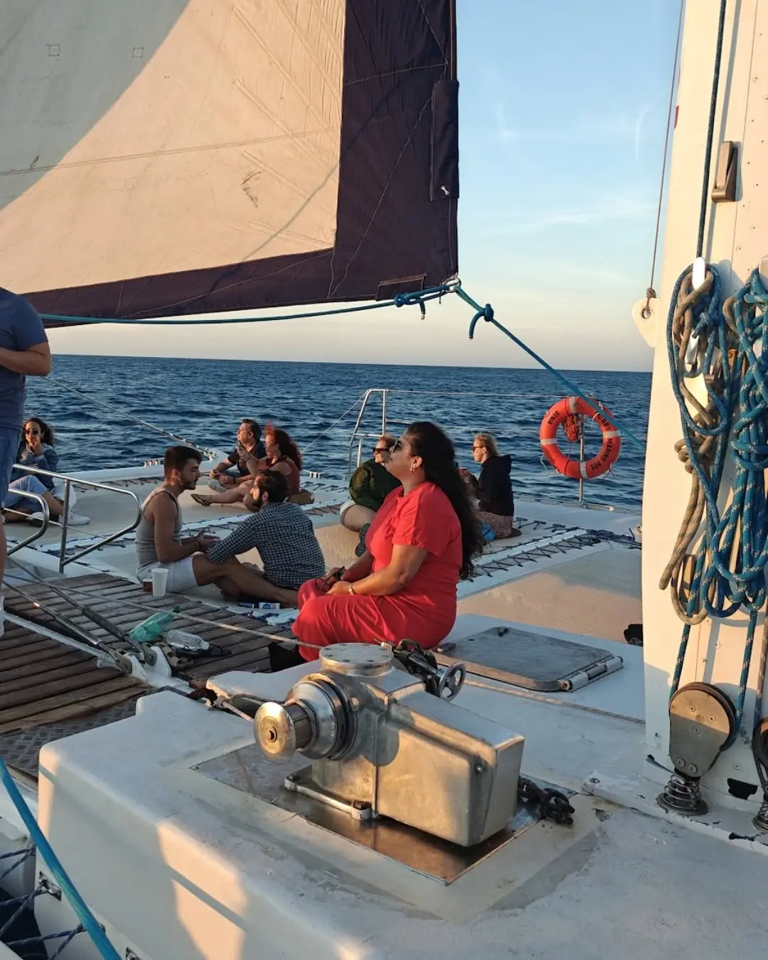 SUMMER EVENINGS AT SEA ⛵

One of our favorite summer plans? Going out on the boat, feeling the sea breeze, watching the 