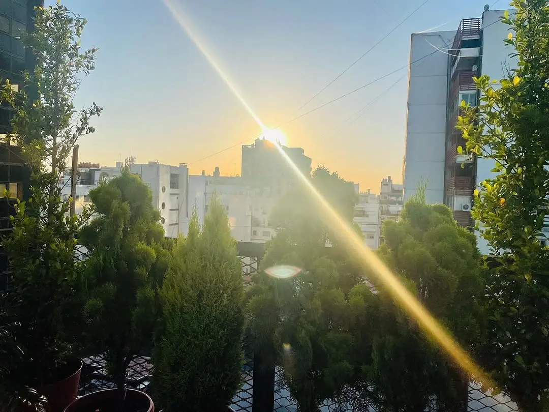 Atardecer en la terrazita @codreamers.coliving