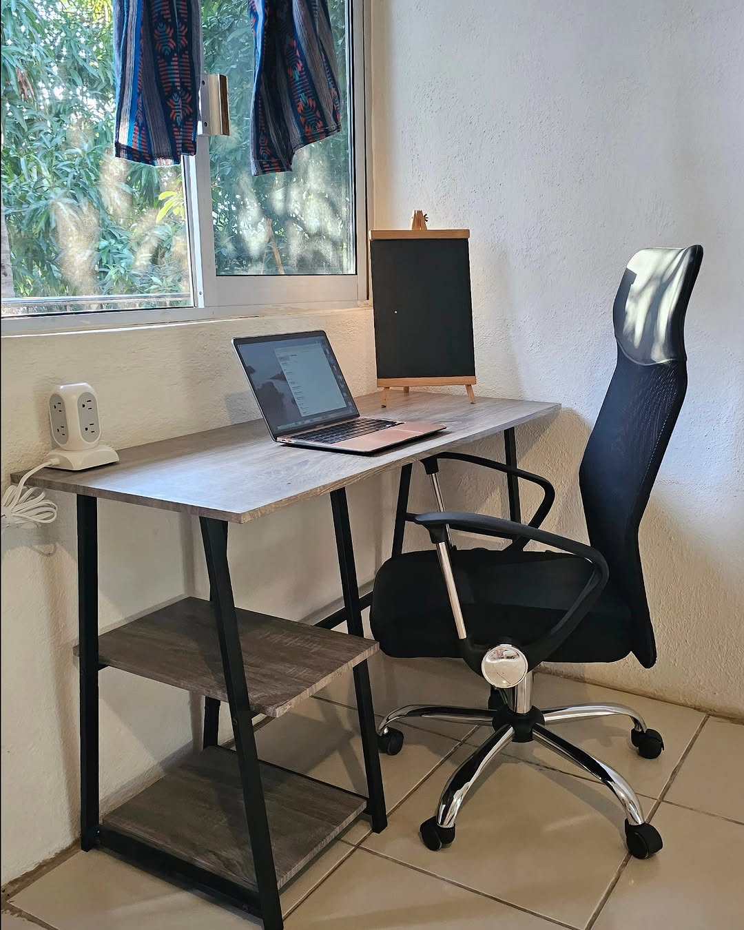 💻 Tired of working from uncomfortable chairs and tiny tables? Say goodbye to back pain and hello to productivity!

At El