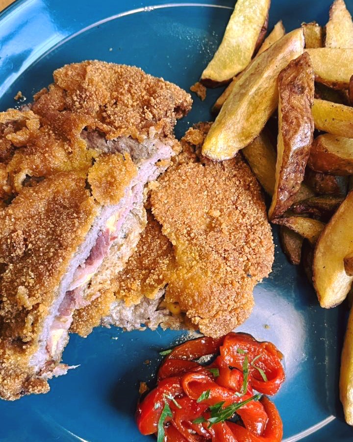 / Cafetería / 
¿Cómo reconocer un cachopo? Doble filete de res, jamón serrano y queso mantecoso, enharinado (sin gluten)