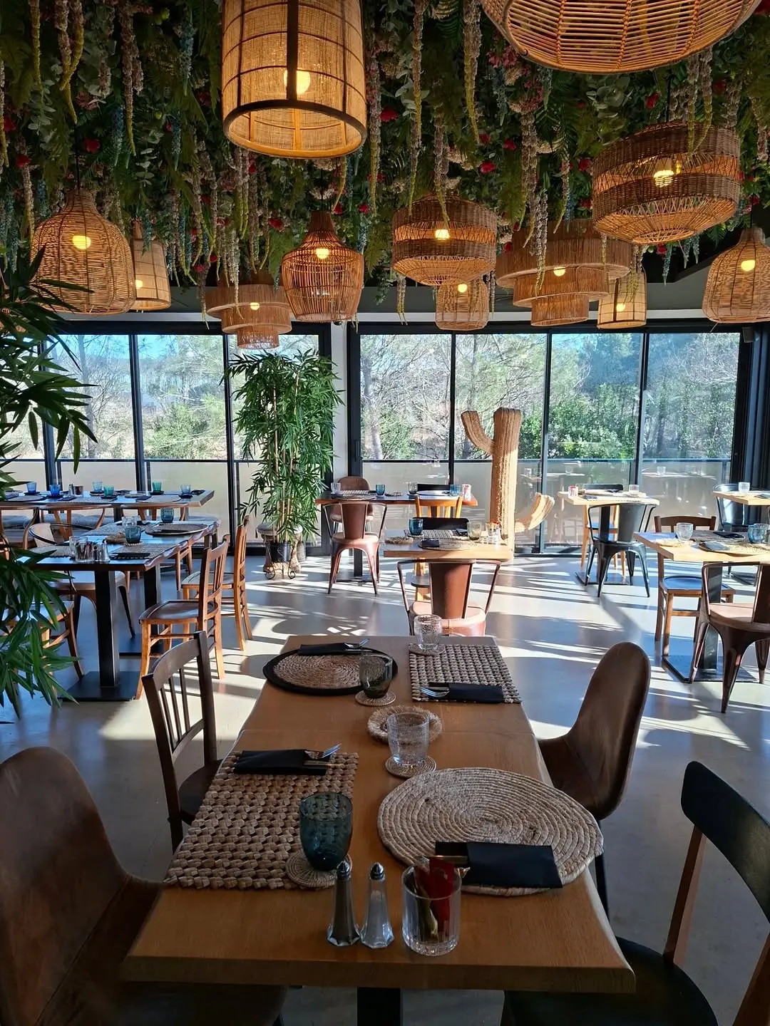 🍽️ Le midi chez HEJMO Hostel, au restaurant EL NIDO, côté intérieur

Une salle chaleureuse,
une lumière douce,
et cette 