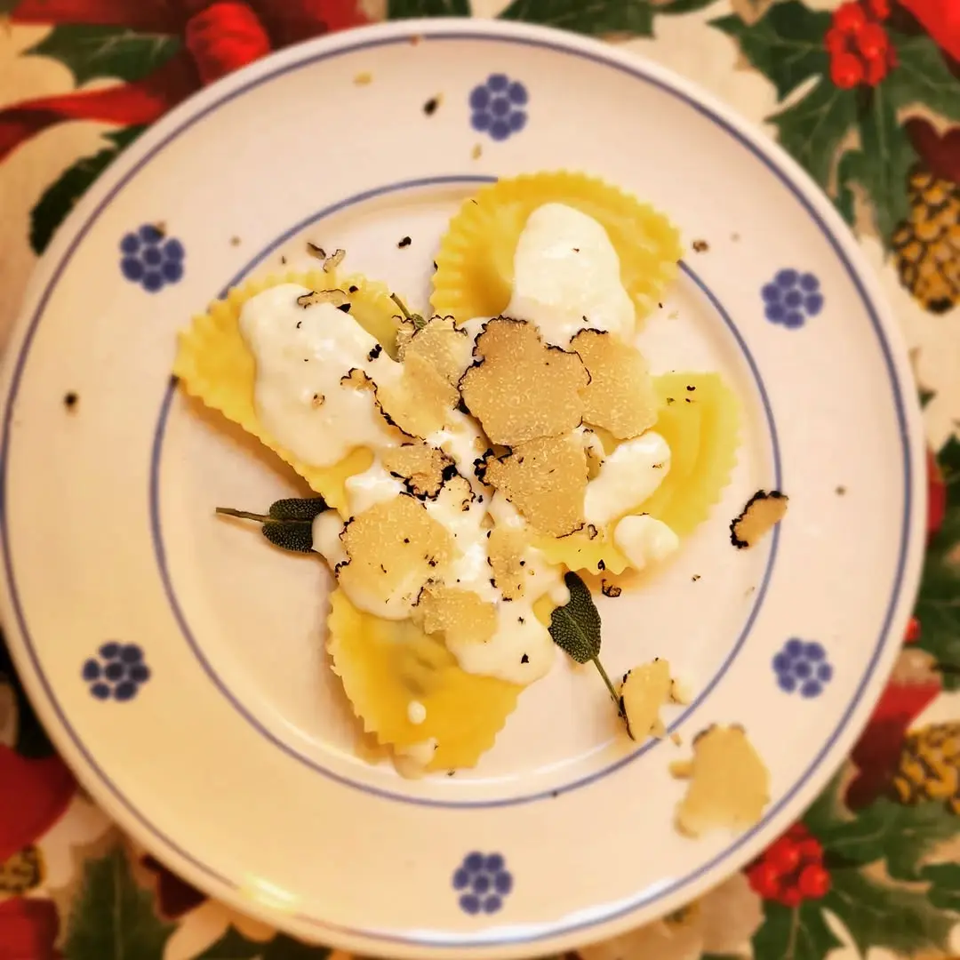 Oggi Immacolata al profumo di tartufo del Pollino ⛰️
✅️ Ravioli di caciocavallo e friarielli con fonduta di grana e tart