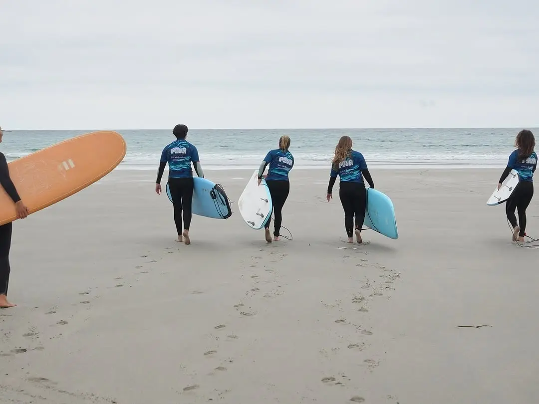 Surf, yoga, and the Atlantic. A week with @wildheartsurf and @pauasurf 

A group came from different countries to surf R