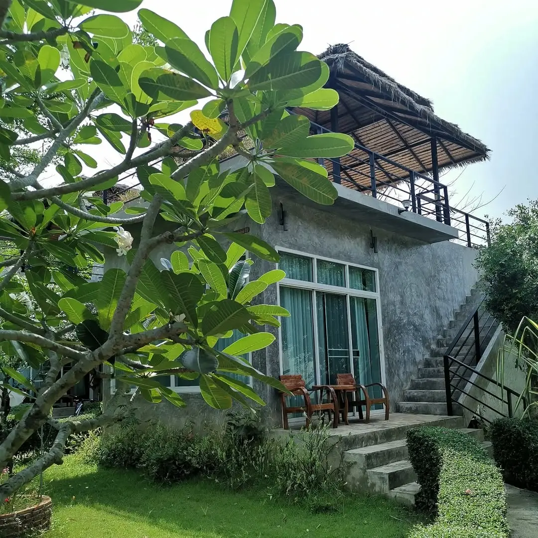 Welcome to Koh Mak Campus! Our bungalow number 11 is waiting for our new Coworker 😎🌴

Do you also want to live and work 
