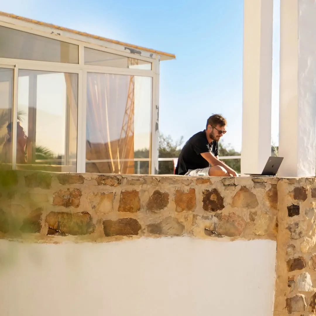Nothing is better than sunbathing and working at the same time ✨🟡

#coliving #colivingspace #colivingspaces #colivingafr