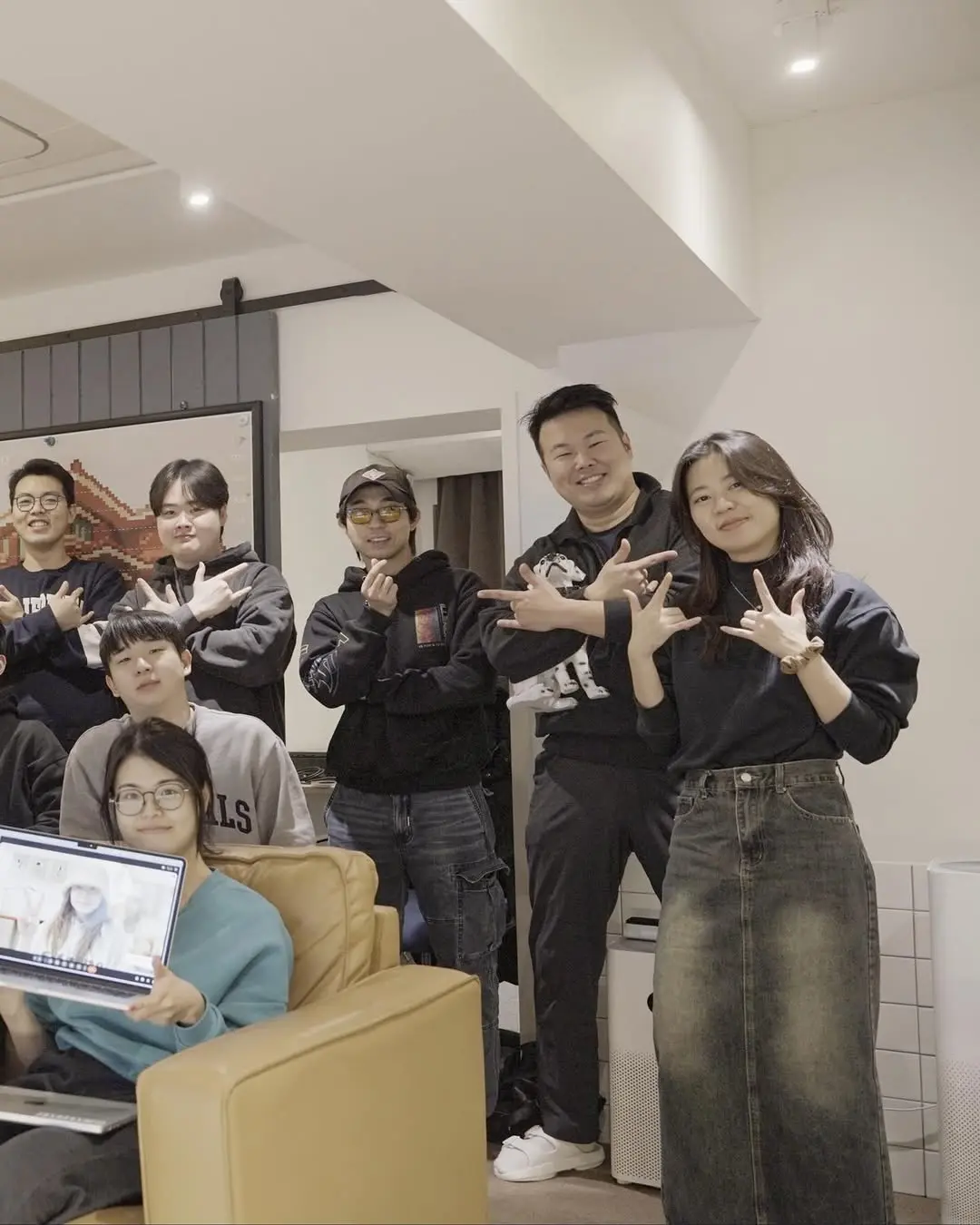 * 2026년 논스 창업가 하우스 반상회 OT *

역삼동 일대 논스 커뮤니티의 유일 창업가 하우스 🏡
헤테로토피아의 2026년 새로운 ✨ 논숙자들과 함께
반상회 오리엔테이션을 진행했습니다 🔍

올 한해에도 함께 꿈