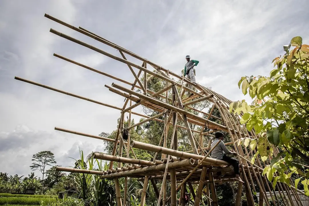 Another caption of our new bamboo house in construction. 
Swipe right to see the final result. 
Stay tuned for more cont