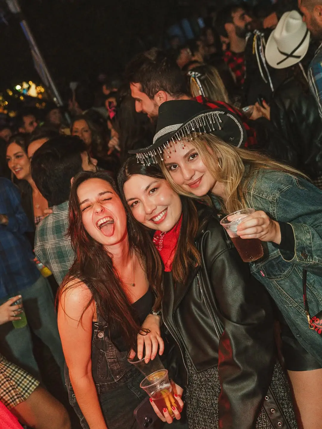 ÚLTIMA CHAMADA! É AMANHÃ! 💥

Prepare-se para curtir uma verdadeira festa junina a moda Floripa! A previsão é de um frioz