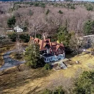 Estate of Mind (at the historic Oakhurst Manor) logo